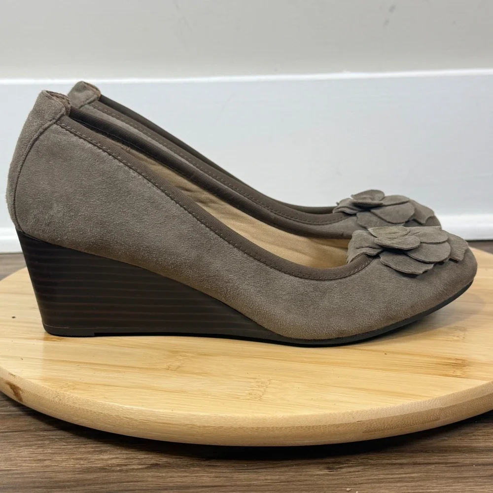 Vionic Hayes Wedge Pump Womens 8 Taupe Suede Floral Orthaheel Arch Support